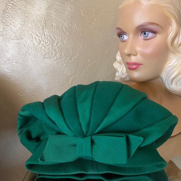 SPLENDID 1960s' DESIGNER EMERALD GREEN TAM & GROSGRAIN HAT - Picture 10 of 14
